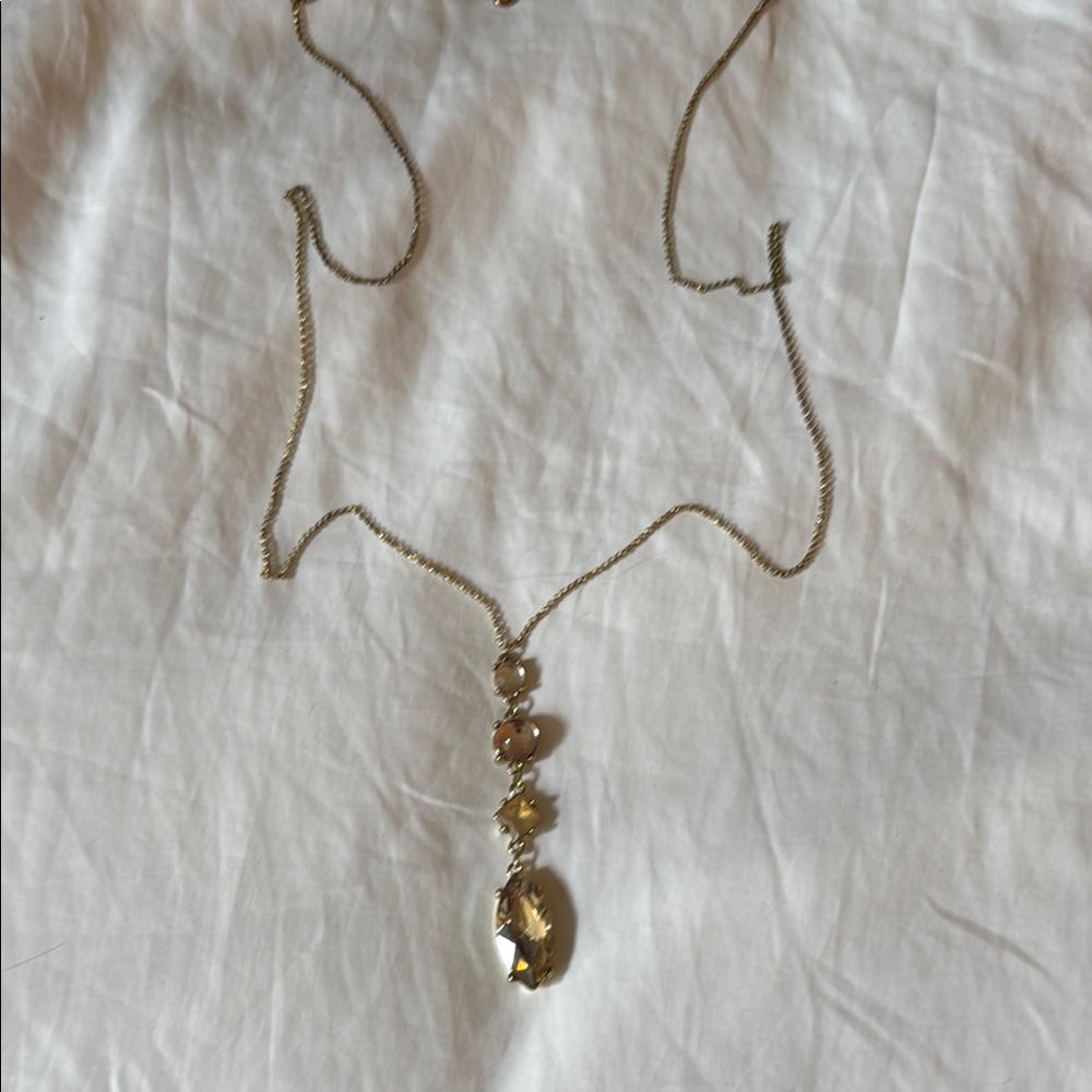 Elegant Gold Pendant Necklace